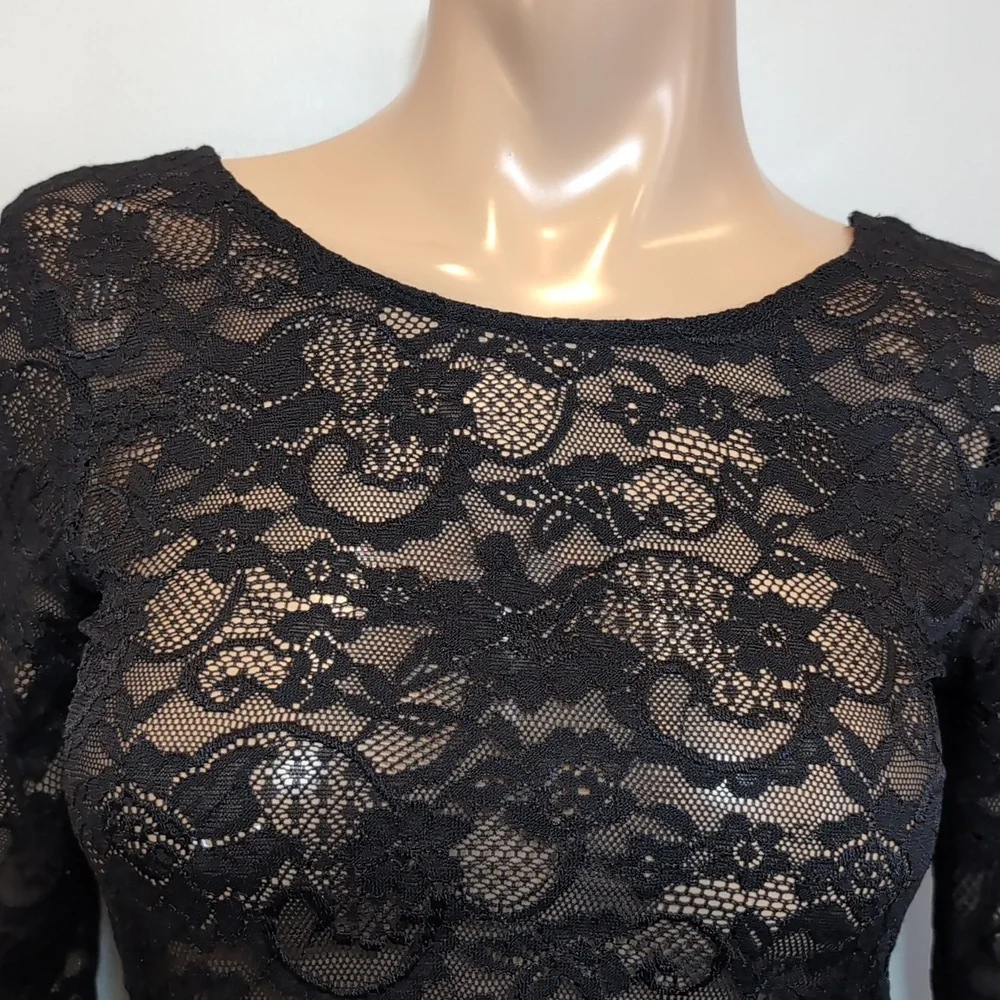 ❌SOLD❌ Aritzia Lace Crop Top 3/4 Sleeve Ballet U-Back Sheer Stretchy Fitted - Picture 2 of 11